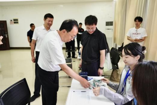 副校长、世界杯官网领导与新生代表合影2